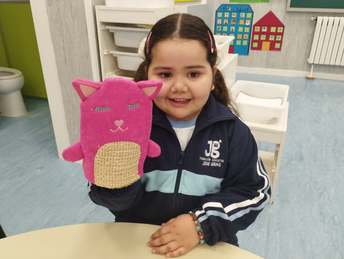CristoReyMadrid's tweet photo. En 4 años de Ed. #Infantil, en el proyecto sobre el teatro en inglés, tomamos contacto con “#puppets” (marionetas). 
Nos divertimos jugando y aprendiendo nuevo vocabulario a la vez que desarrollamos la imaginación.

#ColegioCristoRey #porcristoysureino #FEJG https://t.co/REGFX5EQRG