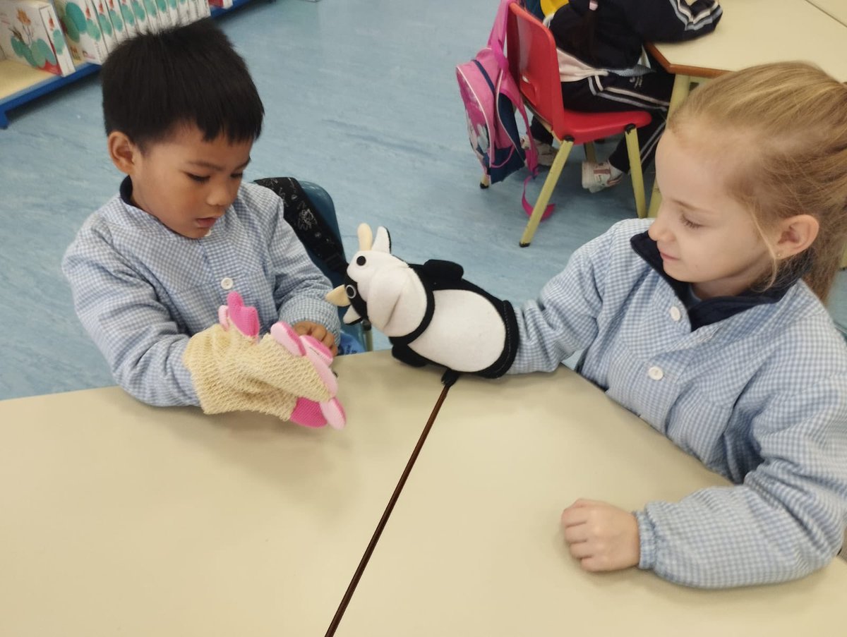 CristoReyMadrid's tweet photo. En 4 años de Ed. #Infantil, en el proyecto sobre el teatro en inglés, tomamos contacto con “#puppets” (marionetas). 
Nos divertimos jugando y aprendiendo nuevo vocabulario a la vez que desarrollamos la imaginación.

#ColegioCristoRey #porcristoysureino #FEJG https://t.co/REGFX5EQRG