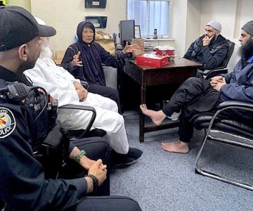 ISayWhatISee's tweet photo. @RepFine Yet Islamists are unclean and suffer poor hygiene more often than others. Here’s one BAREFOOT chatting with installed @MayorOliviaChow #Torontostan https://t.co/SvNyls6wau
