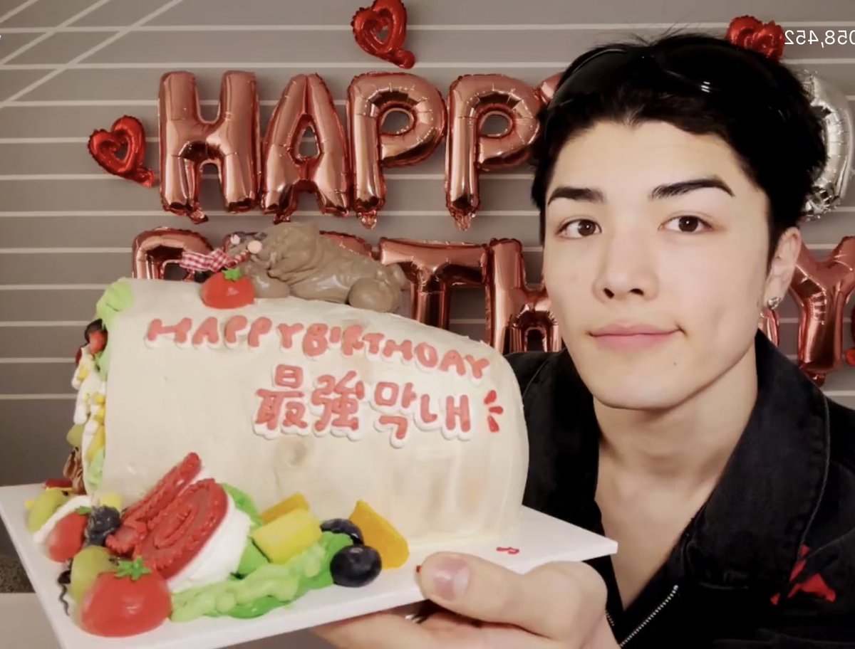 우리 맠내 스무살 얼굴 폼 미쳤죠
부리또 케이크 넘 귀엽다 ㅋㅋ