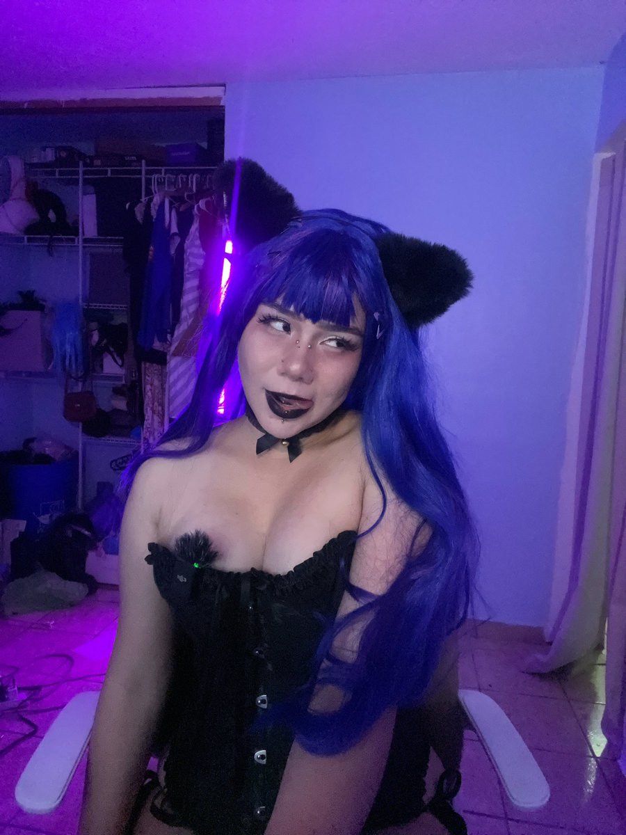 Heyy let’s play a game (⺣◡⺣)♡*

#catgirl #gamergirl #egirl #nekogirl