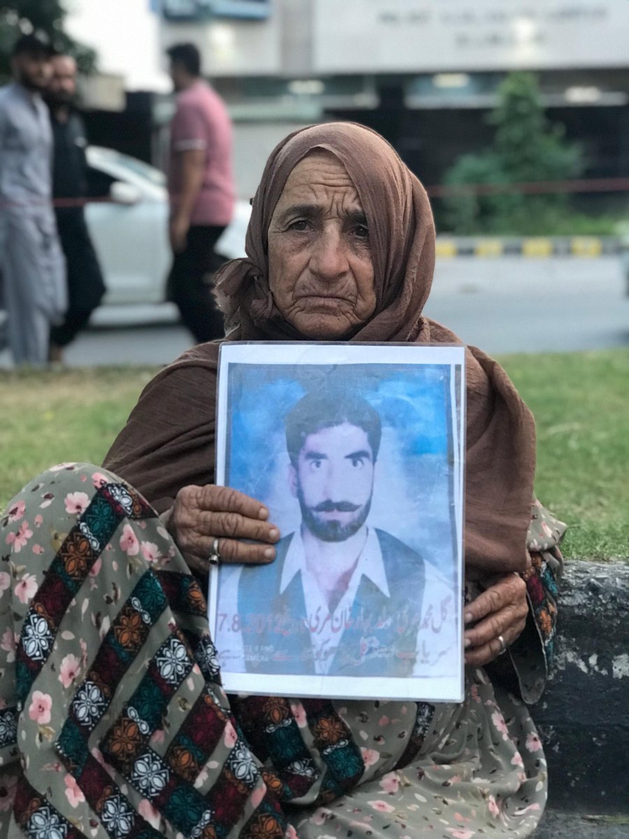 SammiBaluch's tweet photo. اما ہئوری کئی دن بسترِ مرگ پر رہنے کے بعد آج اس دنیا سے رخصت ہو گئیں۔

اما ہئوری اُن ماؤں کے قافلے کی ایک توانا اور باہمت ساتھی تھیں جو اپنے جبری طور پر گمشدہ بیٹوں کی تلاش میں برسوں سے دربدر ہیں۔ اب ہمیں اس بات کا شدید دکھ رہے گا کہ دن بھر احتجاج اور دھرنوں کی تھکن کے بعد ہمیں ہنسا دینے، ہمارا حوصلہ بڑھانے والی اماں ہئوری اب ہمارے درمیان موجود نہیں ہوں گی۔

دہائی سے زائد عرصے تک اؔما ہئوری ہمارے ہر احتجاج اور ہر دھرنے میں شریک رہیں۔ وہ مسلسل اپنے گمشدہ بیٹے کی بازیابی کا مطالبہ کرتی رہیں۔ مگر اس جدوجہد کا سب سے دردناک پہلو یہ ہے کہ وہ بھی بے شمار دوسری ماؤں کی طرح اپنے بیٹے کے انتظار اور اس کے غم کو دل میں لیے اس دنیا سے رخصت ہو گئیں۔

آج اماں ہئوری کی قبر تک تو پہنچ گئی ہے، مگر ان کے بیٹے کی تصویر اب بھی ان کی لاش کے سینے پر ایک خاموش چیخ بن کر وہی سوال دہرا رہی ہے۔
یہ تصویر اس ریاست کی بے حسی پر بڑا سوالیہ نشان ہے کہ ایک ماں نے چودہ برس تک پرامن احتجاج کیا، اپنے گمشدہ بیٹے کی واپسی کا سوال اٹھاتی رہی، مگر قبر تک پہنچ گئی اور یہ ریاست اس کے سوالوں کا کوئی جواب نہ دے سکی۔

#EndEnforcedDisappearances