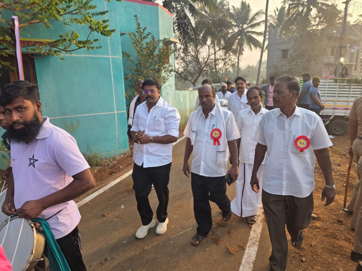 VSSarathyKumar's tweet photo. வாணியம்பாடி சட்டமன்ற தொகுதி, பெத்தவப்பம்பட்டு K.K. கொட்டாய் கிராமத்தில் எருது விடும் திருவிழா நிகழ்ச்சியில் ஒன்றிய கவுன்சிலர் திரு.முருகன், மாவட்ட பிரதிநிதி  திரு.J.ரவி ரெட்டி, ஊர் கவுண்டர்கள், பெரியவர்கள், பொதுமக்கள் ஆகியோருடன் கொடியசைத்து தொடங்கி வைத்த போது…

#Vaniyambadi https://t.co/z3kEV2L6ey