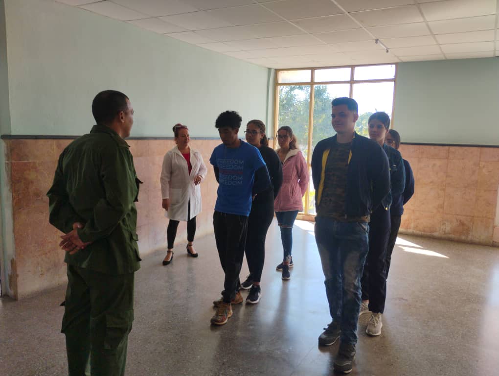 La preparación para la defender la Patria es fundamental para todo futuro profesional, estudiantes de 3ro de medicina en la asignatura de PPD en el Municipio Sandino.

#PinarXNuevasVictorias