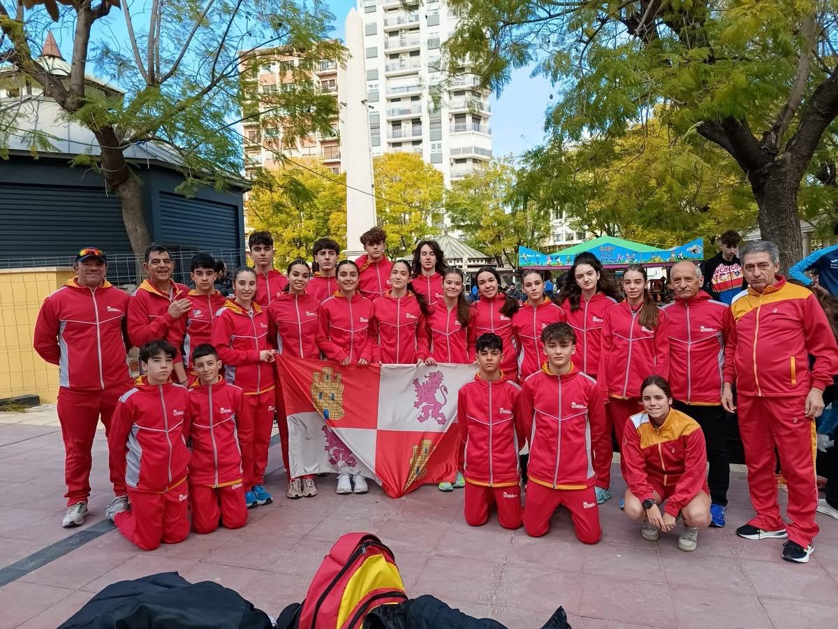 Diegoamartin13's tweet photo. 🟠 ATLETISMO

🏃🏻‍♂️ Campeonato @atletismoRFEA Marcha (🔟K) en Cieza (Murcia)

▶️ Un total del 6️⃣ integrantes del @AtletismoAranda, presente con el club y la selección @fetacyl logrando 5️⃣ Mejores Marcas Personales (MMP)

▶️ Campeonato por Clubes
👩🏻 Aitana González (Sub-16) fue 3️⃣4️⃣' con 2️⃣8️⃣'5️⃣2️⃣" (MMP)

👩🏻 Cecilia Miguel (Sub-16) fue 4️⃣1️⃣' con 2️⃣9️⃣'1️⃣9️⃣" (MMP)

▶️ Campeonato por Federaciones
👨🏻 Alonso Juez (Sub-16) fue 6️⃣' con @fetacyl y 1️⃣6️⃣' individual con 2️⃣6️⃣'2️⃣1️⃣" (MMP)

👨🏻 Gonzalo Lagunas (Sub-16) fue 6️⃣' con @fetacyl y 3️⃣3️⃣' individual con 3️⃣1️⃣'1️⃣6️⃣" (MMP)

👨🏻 Raúl Alonso (Sub-20) fue 9️⃣' con @fetacyl y 3️⃣3️⃣' individual con 5️⃣2️⃣'3️⃣4️⃣" (MMP)

👨🏻 Iván Peribáñez (Sub-20) fue 9️⃣' con @fetacyl y 3️⃣8️⃣' individual con 5️⃣5️⃣'0️⃣4️⃣"

📊 Clasificación @atletismoRFEA: https://t.co/S3Fnujatra

🎦 https://t.co/7e2rNuPtVT
