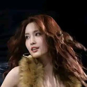 people posting that pic of momo without realizing it’s ai… this is what she actually looks like while the other pic is literally sana’s face 🫩