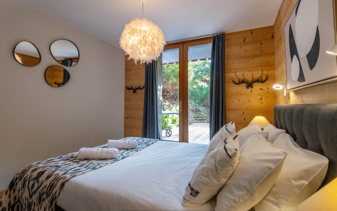 TripsExperts's tweet image. 🏔️شاليه بارافايس – لا كلوزا، فرنسا 🇫🇷
 تصميم ريفي فاخر بمساحة 205م² موزع على 3 طوابق،
 يتسع لـ 9 ضيوف🌿
 موقع هادئ قريب من الأنشطة🛏️
 إقامة راقية وسط الطبيعة📍
 مثالي للعائلات ومحبي الاسترخاء

للحجز والإستفسار تواصل معنا📩
  buff.ly/5Ofbr1d

#فرنسا #سويسرا