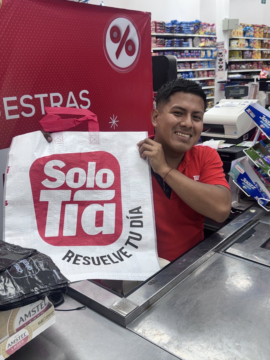 Excelente detalle de Tia de Montañita, ofreciendo fundas de material reciclable a clientes, se busca usar menos plástico