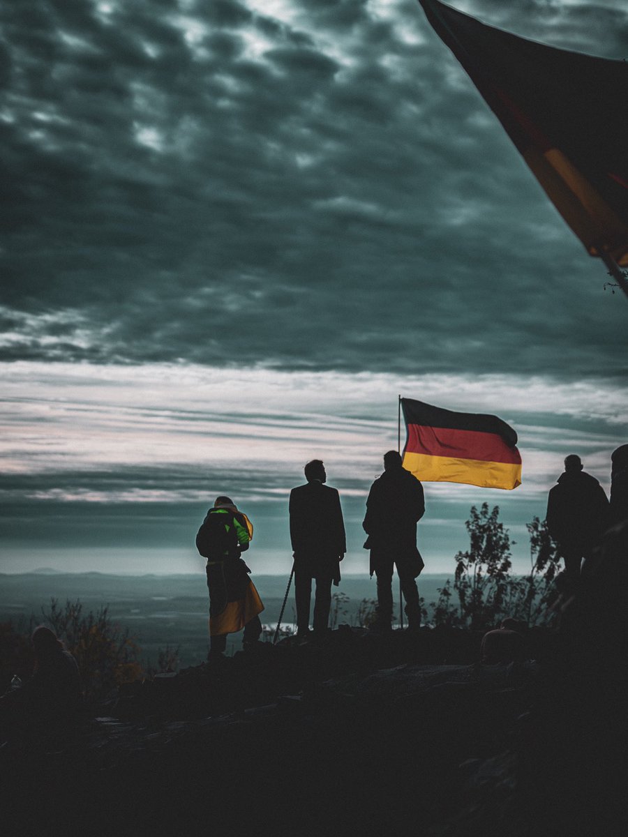 Wanderung der Generation Deutschland Nordrhein-Westfalen und Rheinland-Pfalz durch das Siebengebirge. "Wer nichts waget, der darf nichts hoffen.“, Friedrich Schiller.