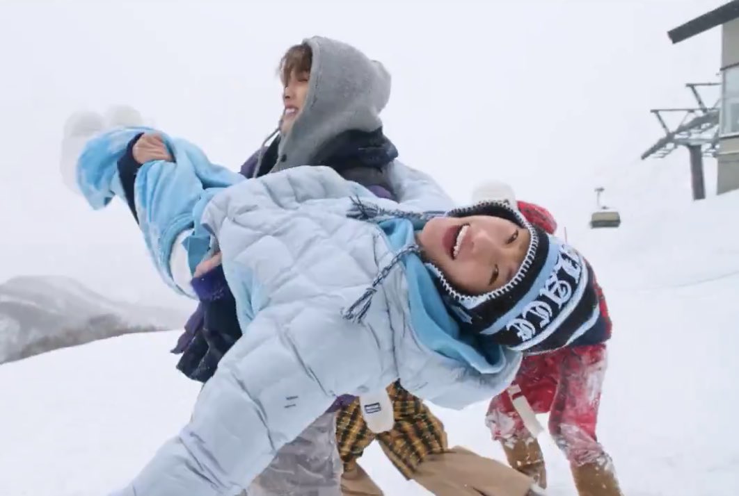 this is so cute sohee’s lil feet in the air im sobbing