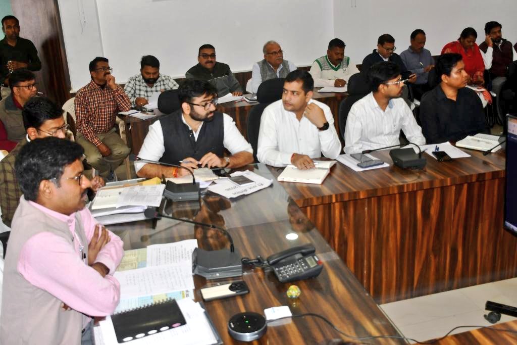 कलेक्टर डॉ. सतीश कुमार एस #सतना ने सोमवार को कलेक्ट्रेट सभाकक्ष में आयोजित जिला टास्क फोर्स की बैठक में जिला खनि अधिकारी को जिले में अवैध रूप से खनिज के उत्खनन, परिवहन और भण्डारण पर सख्ती से रोक लगाने के निर्देश दिये हैं। 

#JansamparkMP 
<a href="/CMMadhyaPradesh/">Chief Minister, MP</a>