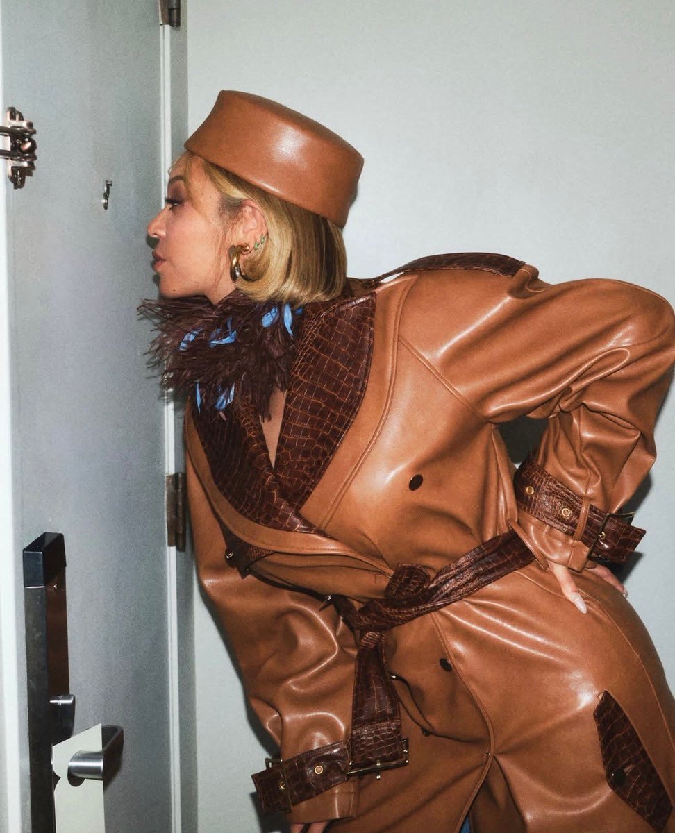 glittermagazine's tweet image. Beyoncé stuns in new photos from last week’s Super Bowl. 🤎💫

#Beyoncé #SuperBowlLX