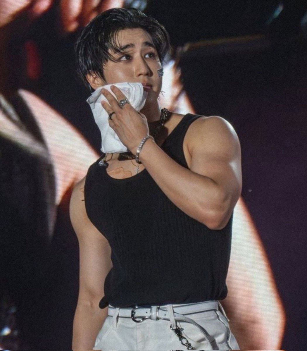 lo q pasa es q ustedes no saben lo q es un twink y jisung dejo de ser uno hace como 6 años ya chicas dejenlo ir AMEN LOS BICEPS QUIERAN LOS BICEPS...