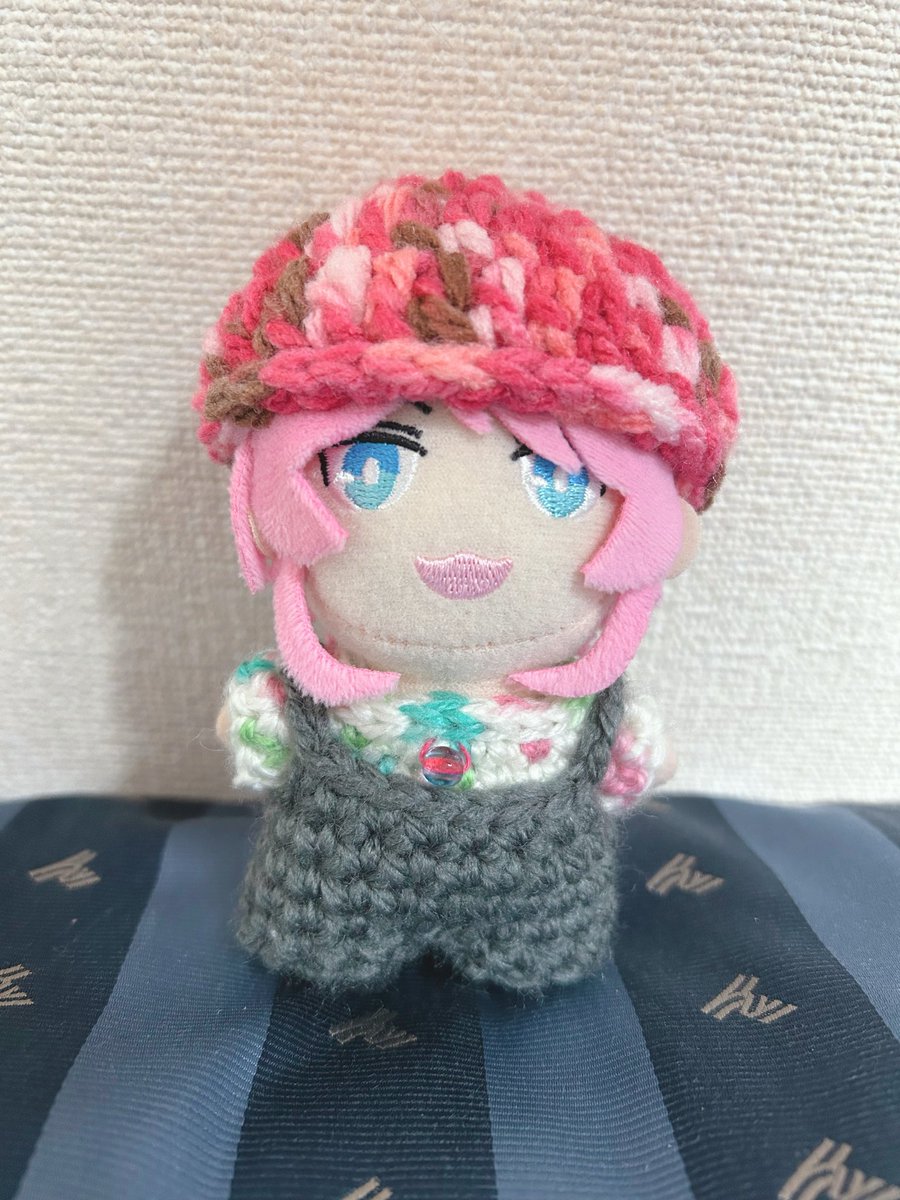 今日、円形に編む練習に、コースター作ってみよーってはじめたけど、なんか、くるん、てなっちゃって、らむちの頭に被せたらピッタリだったしかわいいからこれは帽子とします🥹