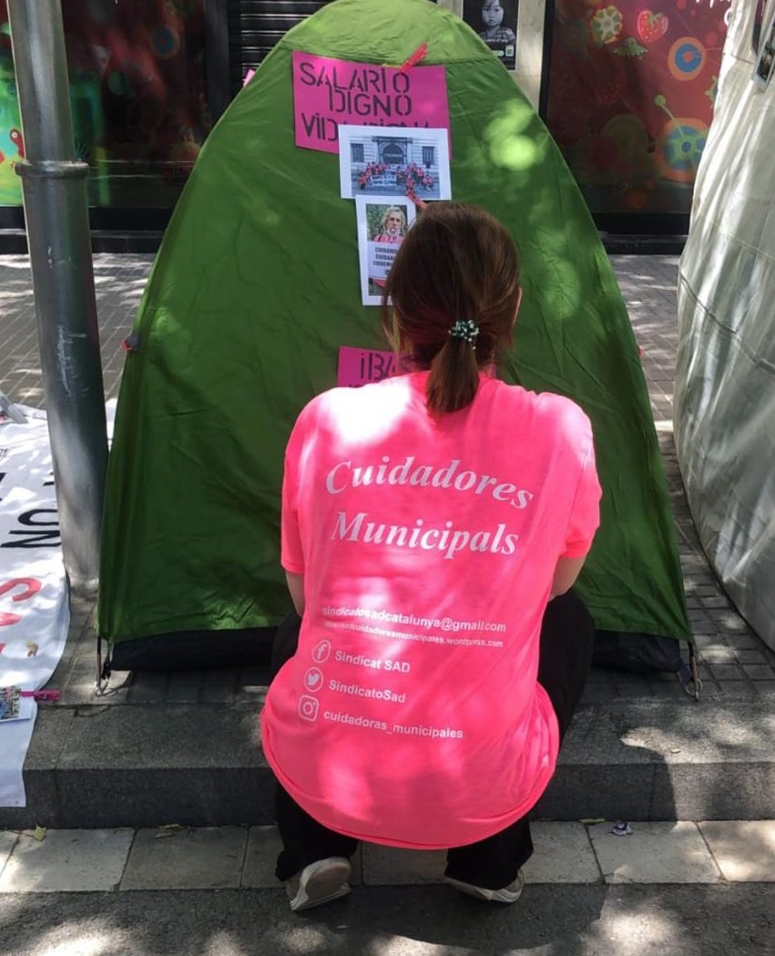 🆘-No nos quieren hacer contrato a tiempo completo, porque quieren tener siempre una bolsa de #cuidadoras dispuestas a trabajar sin preaviso de jornada, y a aceptar horarios incompatibles con una justa #conciliaciónfamiliar
Por eso, muchas no llegamos a fin de mes👝
#TRABAJODIGNO