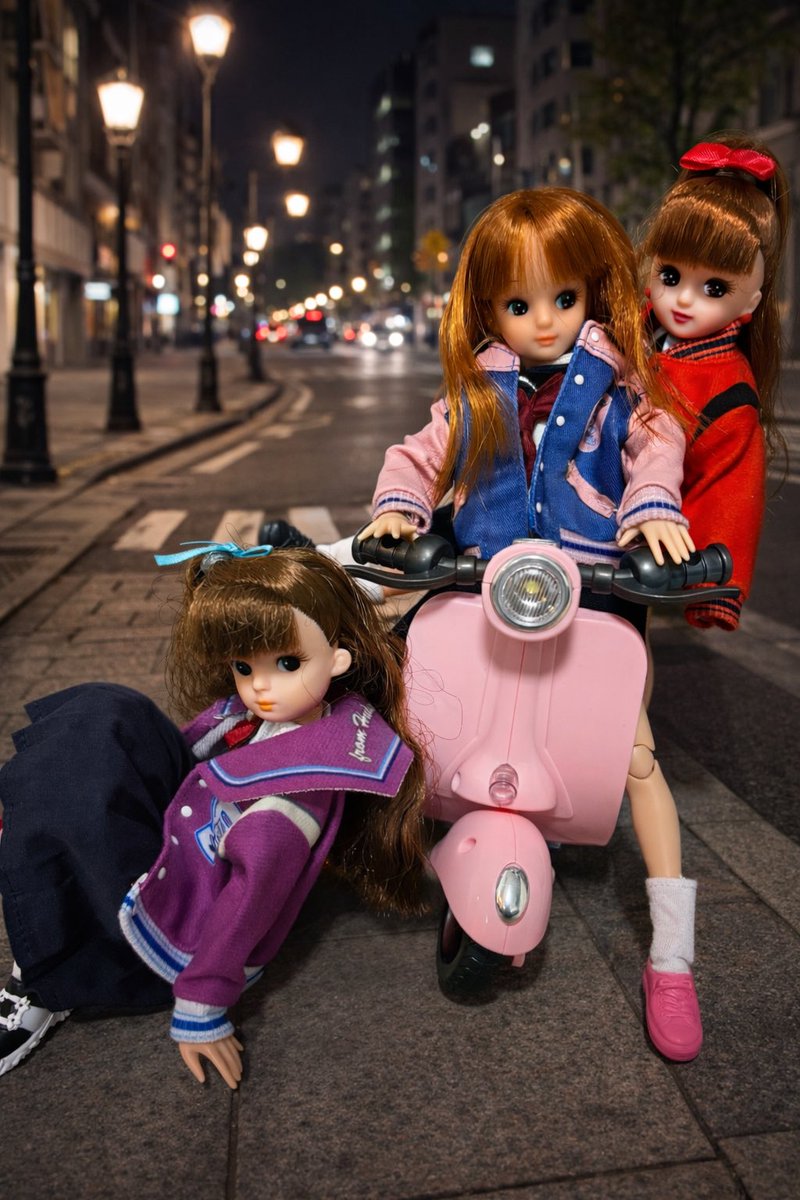yashinomi80s's tweet image. 私のように今回のリカちゃんくじにハマっている人はドールそのものはすでに持っていて服やドール撮影に使える小物を求めている人が多いと思うのでセーラーズのリカちゃん服、売って欲しい！トレーナー可愛すぎる。
※可動ボディはピュアニーモSを使用
#リカちゃんくじ 
#SAILORS