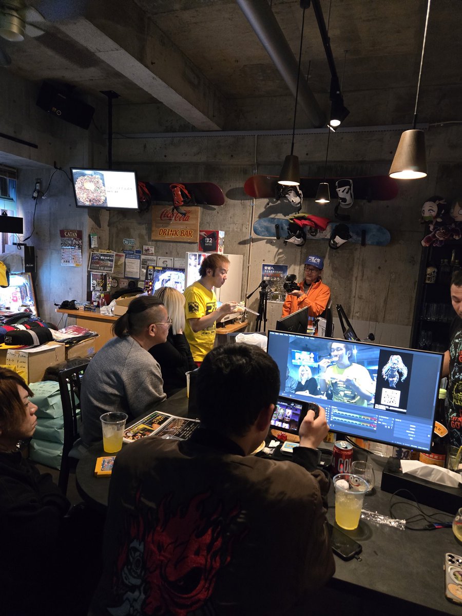 sanba3_'s tweet photo. @famicom_fujita 
初めてイベントに参加😆😆
フジタさんとても素敵な方で、参加者の方々とも交流できて良かったです！
ありがとうございました✨️
サインから写真からゲームから
お土産も沢山頂けました🙌 https://t.co/zEvKQKgeXb