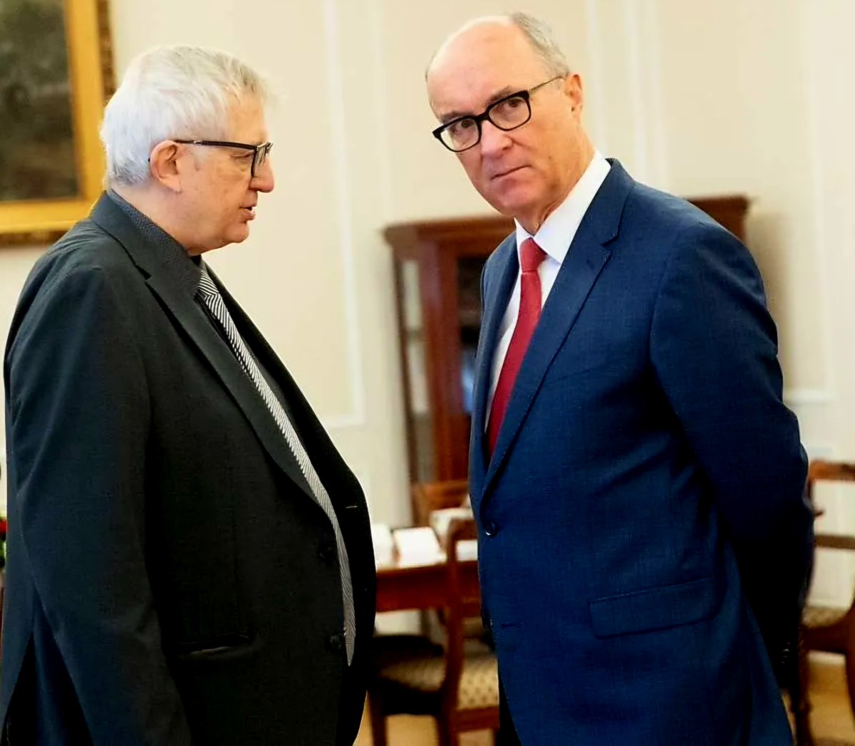 Następny, cholerny czerwony pająk...
Najbliższy współpracownik komunisty Czarzastego, szef Kancelarii Siwiec do tej pory nie wystąpił o poświadczenie bezpieczeństwa dopuszczające do tajnych informacji NATO i UE, wydawanego przez ABW. Miał na to czas od końca listopada.
Boją się!