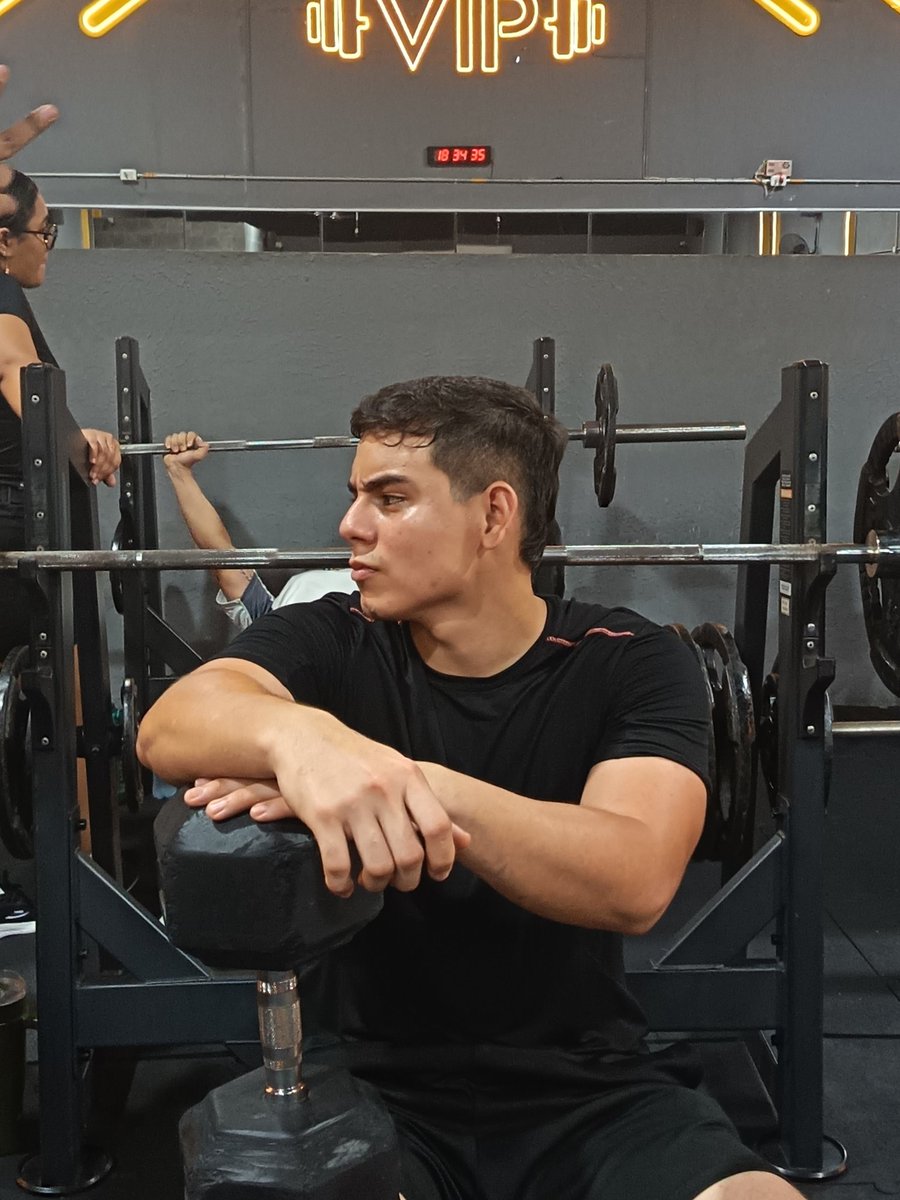 hoffreey's tweet photo. “Lunes 16: se entrena con disciplina 💪 https://t.co/h7BUhpJW7U