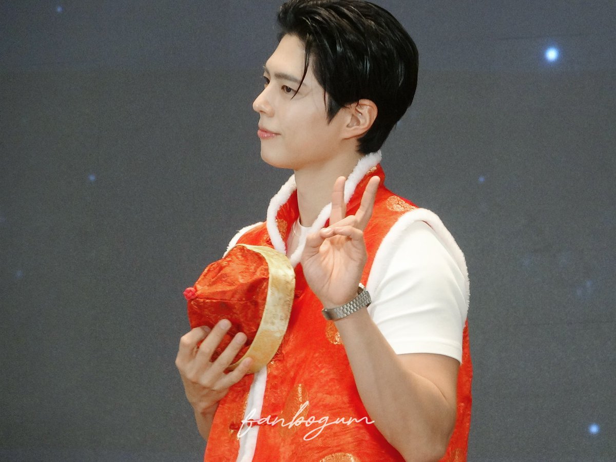 Fan__BoGum's tweet photo. 260214 박보검 광저우 팬사인회
PARK BO GUM 2026 SEASON’S GREETINGS FAN SIGNING EVENT IN GUANGZHOU

新年快乐～🎉🧧
새해 복 많이 받으세요!!!!
@BOGUMMY https://t.co/Mkaj6WczNE