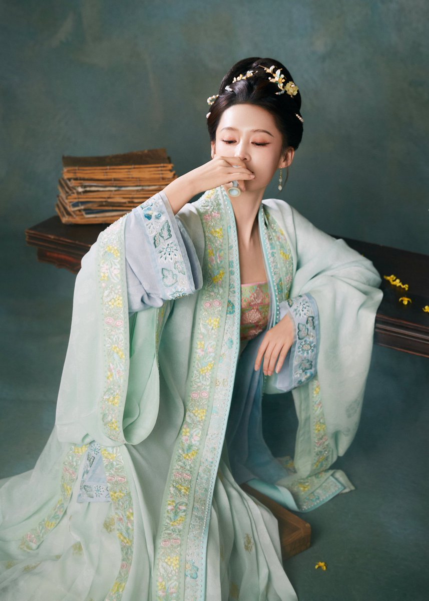 liqin_space's tweet photo. 260216 #Liqin studio

“Liqin looking back at the ancient time with elegant, resonate with her.”

#CMGNewYearGala #春晚 
#李沁 #이심
3/4 https://t.co/zeyLLC9myd