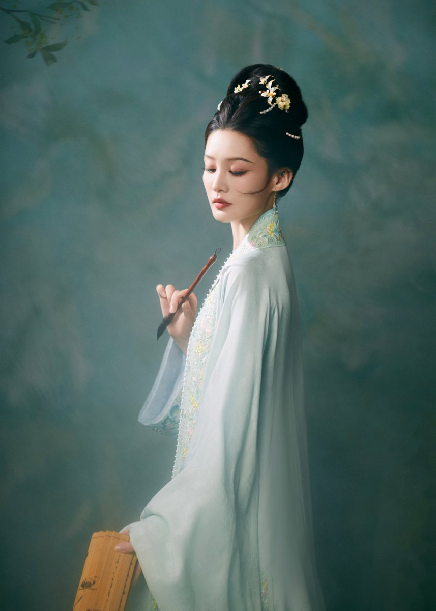 liqin_space's tweet photo. 260216 #Liqin studio

“Liqin looking back at the ancient time with elegant, resonate with her.”

#CMGNewYearGala #春晚 
#李沁 #이심
3/4 https://t.co/zeyLLC9myd