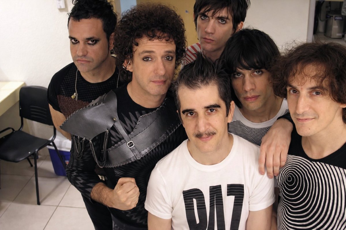 SodaStereo_Mx's tweet photo. Junio, 2006. México DF. 🇲🇽🎸

El aire vibraba distinto. Gustavo volvía a las guitarras, al cuero y a la distorsión pura con la gira de “Ahí Vamos”. Fue un momento bisagra donde el rock en español recuperó su trono.

Esta joya visual fue capturada por el gran Fernando Samalea. https://t.co/grilUSsjtq