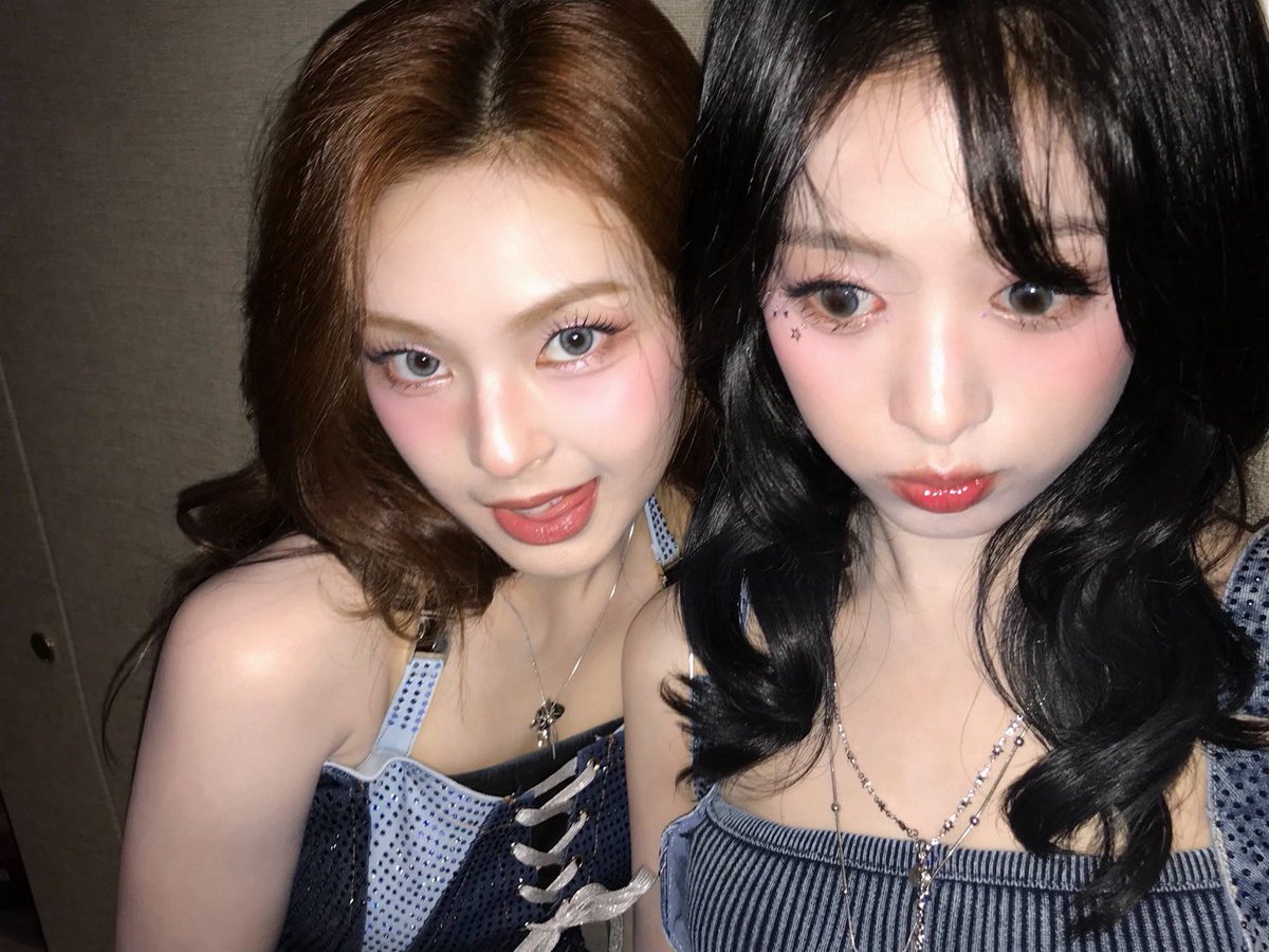 picbaemon's tweet image. AHYEON WEVERSE UPDATE 

Happy birthday, our Goyammi 🐈‍⬛  
Let’s go eat tteokbokki together~ 🥳