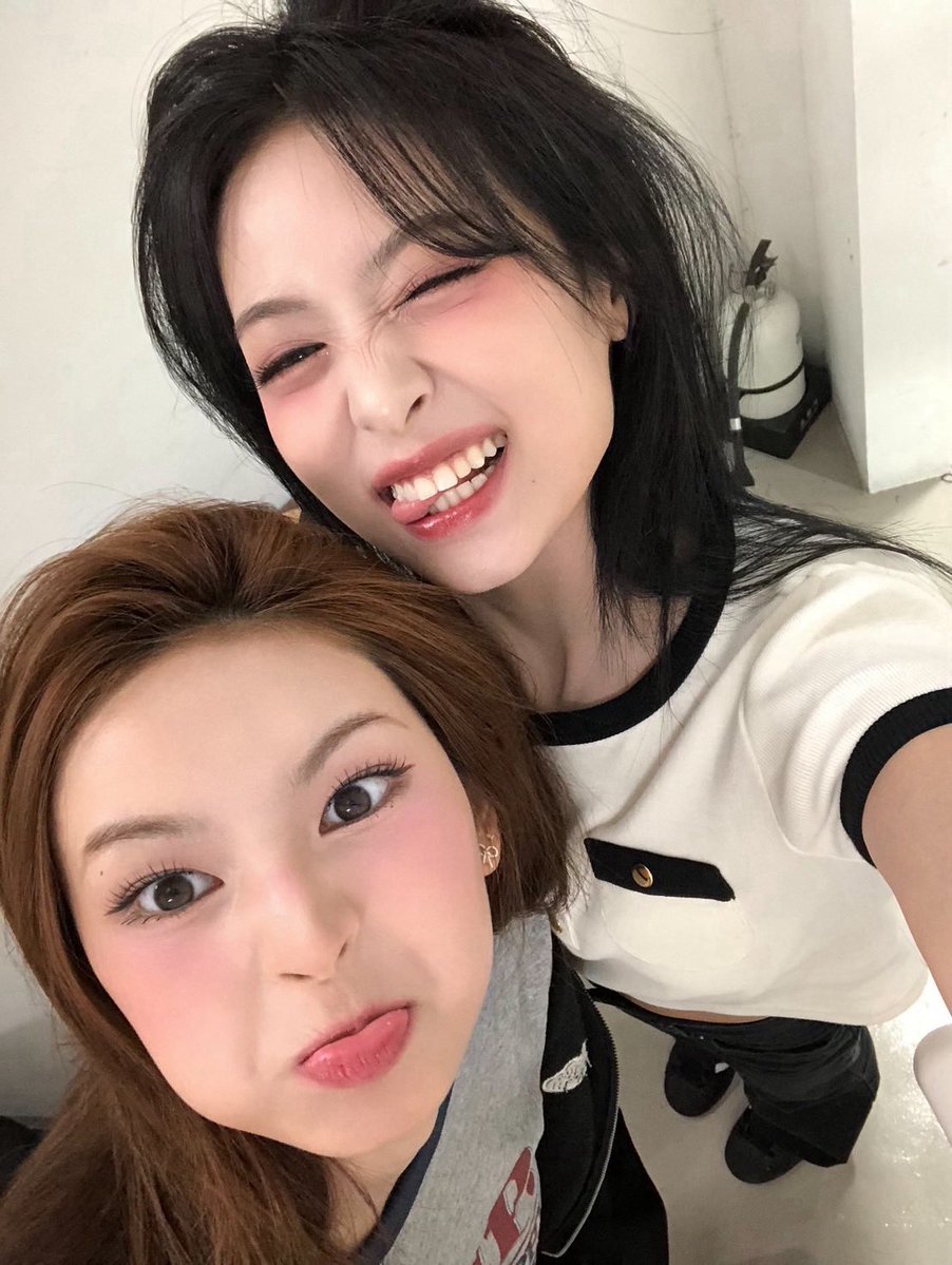 picbaemon's tweet image. AHYEON WEVERSE UPDATE 

Happy birthday, our Goyammi 🐈‍⬛  
Let’s go eat tteokbokki together~ 🥳