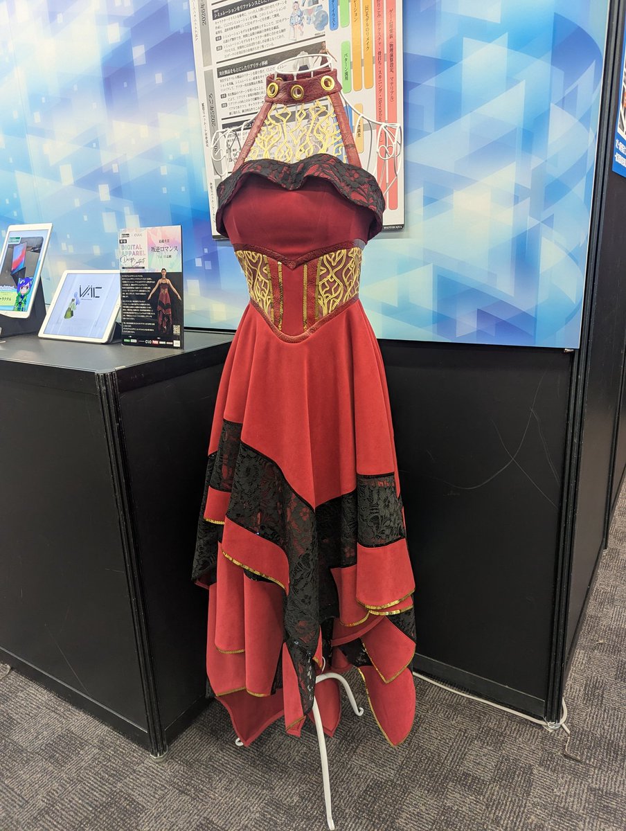 Revetronique's tweet photo. 以前見たキューティーロイドよりも進化してた！膝関節もいずれ曲がって歩行しそう。ビジュアル重視ならプロジェクタ投影の顔と体の肌の色は合わせてほしいかな。
#GENkaigi で聞いたリアルの服をVRに持ち込むプロジェクトも展示されてた！あと箱でかい
#コトブキヤコレクション #コトコレ #Cutieroid https://t.co/B9QgQONoIh