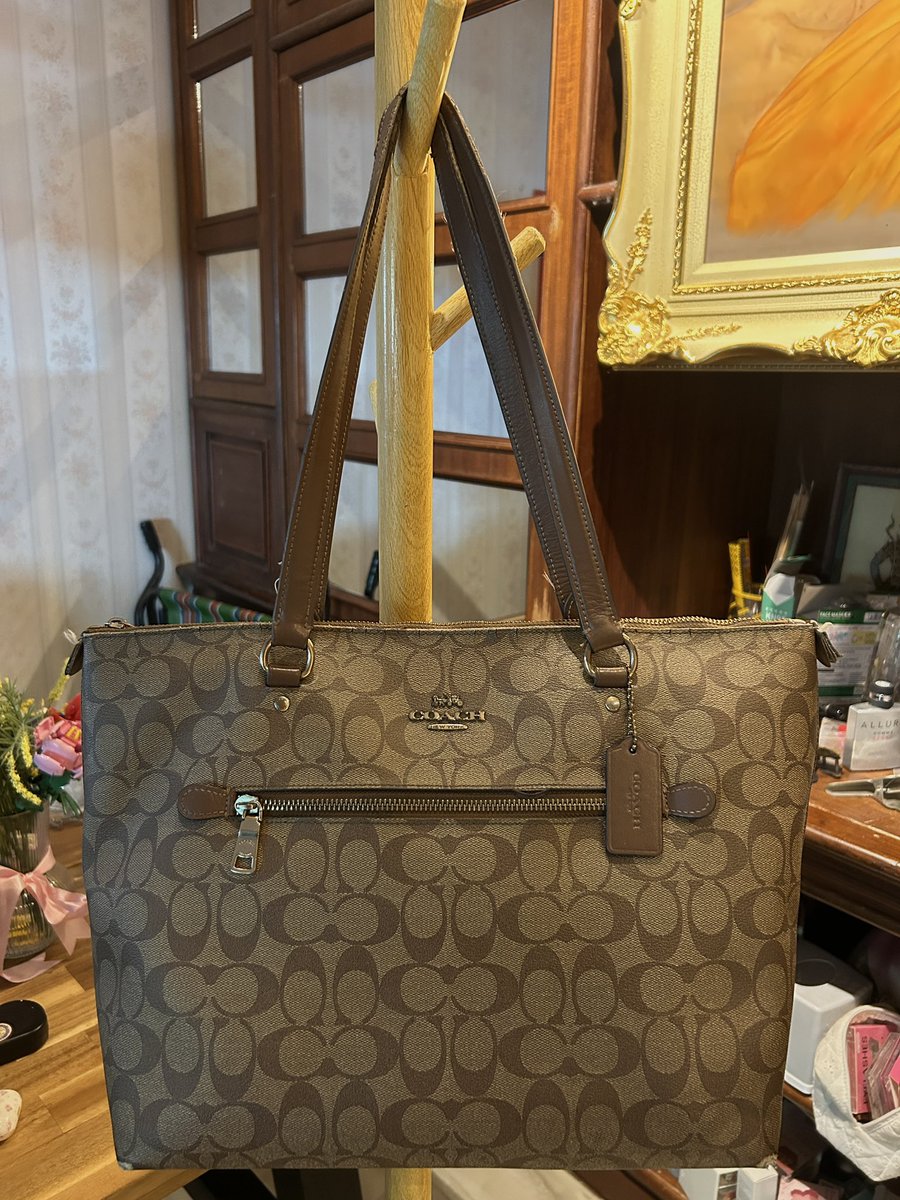 tumustore's tweet photo. Coach tote สียอดฮิต‼️เท 1450฿ ส่งฟรี ‼️
แท้ 100% มีรอยขอบปากกระเป๋าหน้าหลัง สายสะกิด ซับบนมอมหน่อย น้องยังใช้งานได้อยู่ค่ะ สายไม่ได้ขาดด มาเอฟไปทีค่า สวยมาก🤎

#ส่งต่อcoach #coachมือสอง #ส่งต่อlongchamp #ส่งต่อlongchampแท้ #coachthailand #ส่งต่อกระเป๋าแบรนด์เนม #longchampsecond https://t.co/COkWlUYuiH