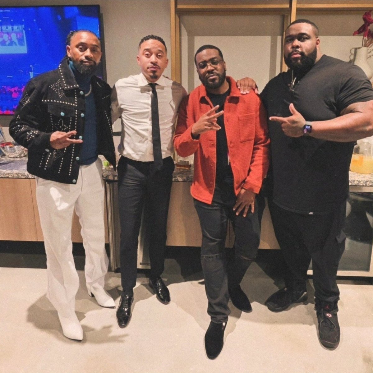 TheColleagues's tweet photo. Last Night on #lovelanguageTour w/
@ItsDLai @OctoberTheKing @TDSmashOfficial https://t.co/Rz2Zr0HNNo