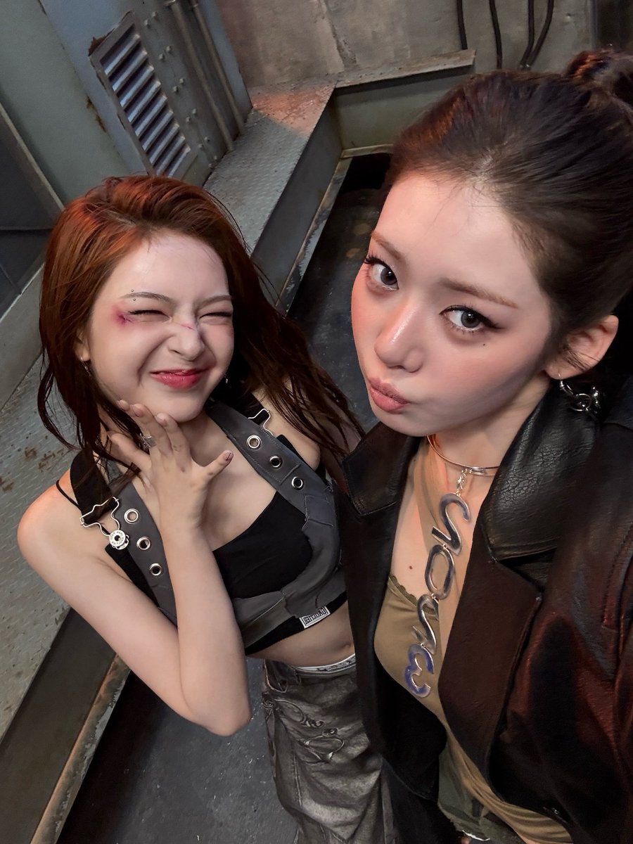 rubywonie's tweet image. eu e liv depois de cairmos na porrada uma com a outra @jongscunt