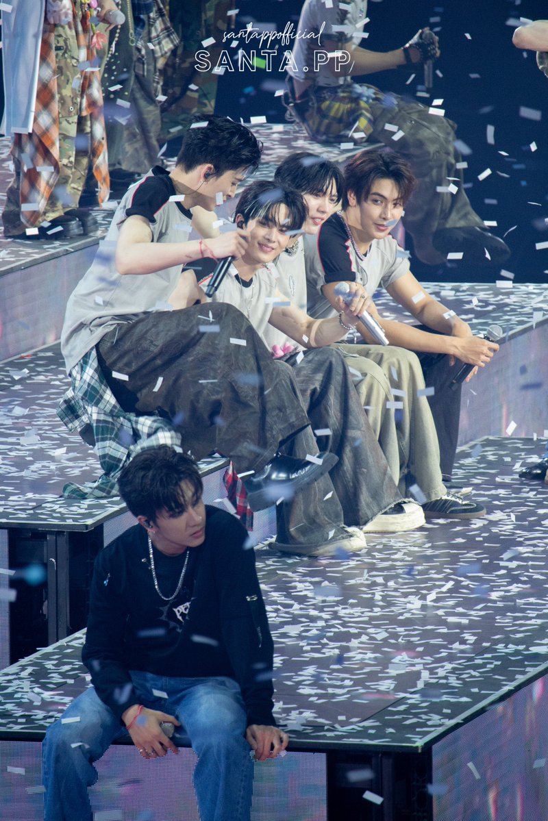 crossmyhheart's tweet image. ไหนตุ๋นบอกพี่ชายไม่ดุไงวะ นั่งประกบ3คือไร จะเข้าไปทักก็ไม่กล้า ซ้อมมาตั้งแต่เมื่อคืนลืมหมดแล้ว จะไม่ปล่อยให้ตุ๋นเล่นกับคนอื่นเลยไง้ เห้อ ขนาดมานั่งแอบอยู่ตรงนี้ยังโดนมอง ติ๋มๆอย่างอุ้ดจะเอาไรไปสู้วะไอ้พวกตู้เย็น