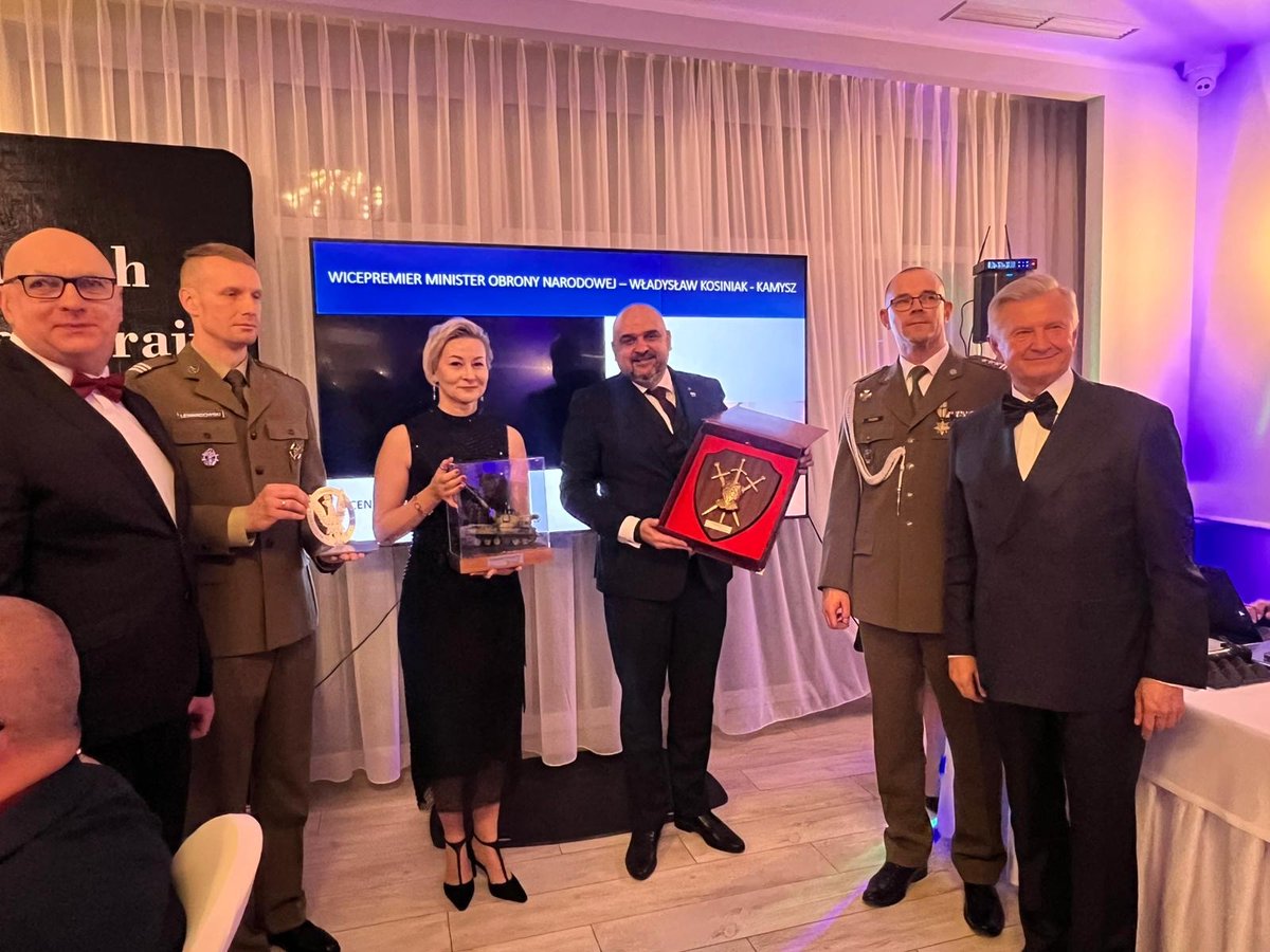 WBGroup_PL's tweet image. Przedstawiciele spółki #Radmor, wchodzącej w skład @WBGroup_PL, wzięli udział w 10. Karnawałowym Balu Charytatywnym na rzecz żołnierzy poszkodowanych w misjach poza granicami kraju. 

Obecność na balu była dla nas nie tylko honorem, ale przede wszystkim wyrazem szacunku dla tych,