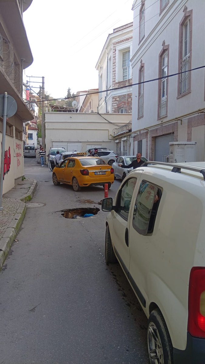 PlatformuGenc's tweet photo. Bugün İzmir'in göbeğinde Konya ovalarında görmeye alışık olduğumuz obruk çökmesine şahit olduk.

Bir şehre nasıl kötülük yaparım diye düşünseniz bunların verdiği zararın onda birini veremezsiniz. https://t.co/SGvgGvhAOF