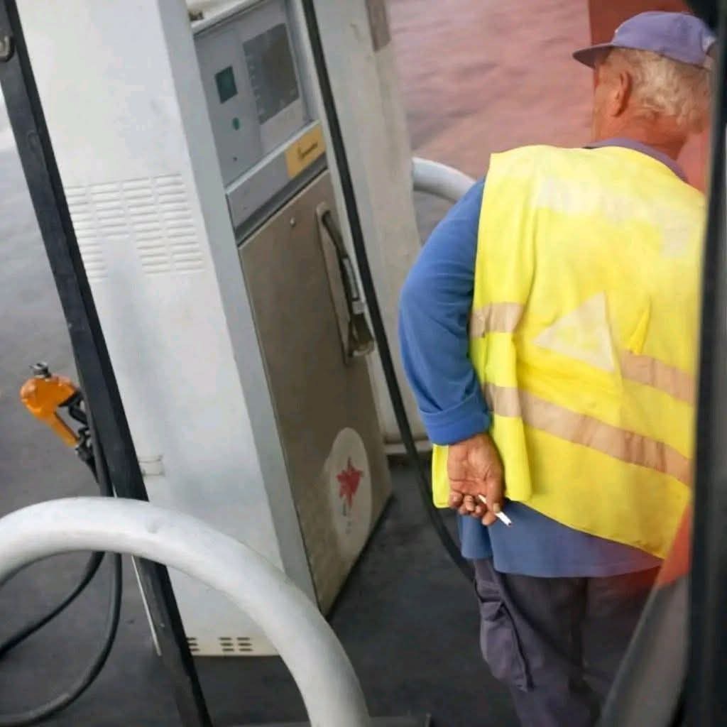 مخبي السيجارة ورا ظهره
 علشان البنزين مياخدش باله ..!