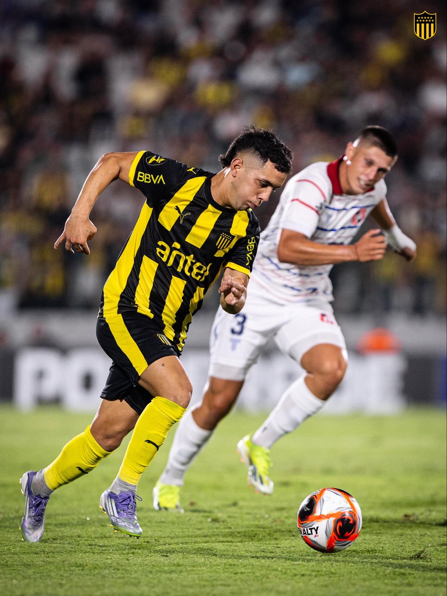 Lamentable partido de Peñarol anoche, las razones son varias, no se salva casi nadie. Muchos que deben ser titulares no estuvieron, Aguerre, Herrera, Escobar, Laxalt/Olivera, Darias,Abel, pero a eso se suman decisiones de Aguirre que no aportaron para mejorar el rendimiento, por