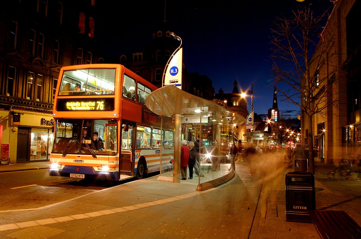 TrueformGroup's tweet image. Designed by @nrsarchitects for @DundeeCouncil, engineered by Trueform, the Discovery shelter blends architecture &amp;amp; engineering to elevate bus travel, durable, modular &amp;amp; built for smarter passenger experiences.
trueformshelters.com
#UrbanDesign #PublicTransport #BusShelters