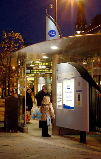 TrueformGroup's tweet image. Designed by @nrsarchitects for @DundeeCouncil, engineered by Trueform, the Discovery shelter blends architecture &amp;amp; engineering to elevate bus travel, durable, modular &amp;amp; built for smarter passenger experiences.
trueformshelters.com
#UrbanDesign #PublicTransport #BusShelters