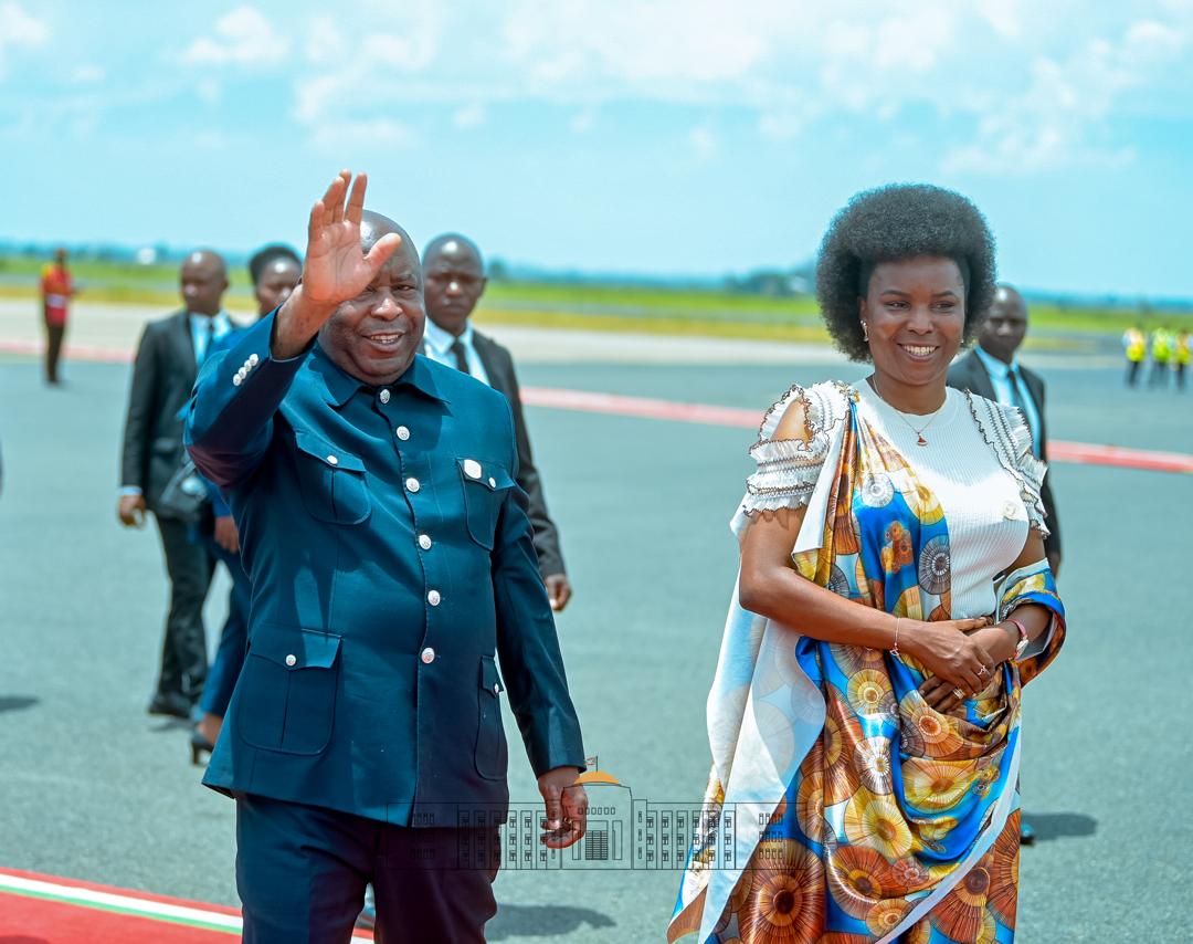 NtareHouse's tweet photo. Le Chef de l’État #burundi_ais SE @GeneralNeva, accompagné de la @Burundi1stLady, est rentré triomphalement de la 39è Conférence des Chefs d’État et de Gouvernement de l’Union Africaine tenue à Addis Abeba, où il a officiellement pris les rênes de la Présidence de l’@AfricanUnion https://t.co/xFl3jdc1CX