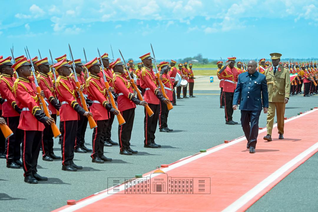 NtareHouse's tweet photo. Le Chef de l’État #burundi_ais SE @GeneralNeva, accompagné de la @Burundi1stLady, est rentré triomphalement de la 39è Conférence des Chefs d’État et de Gouvernement de l’Union Africaine tenue à Addis Abeba, où il a officiellement pris les rênes de la Présidence de l’@AfricanUnion https://t.co/xFl3jdc1CX