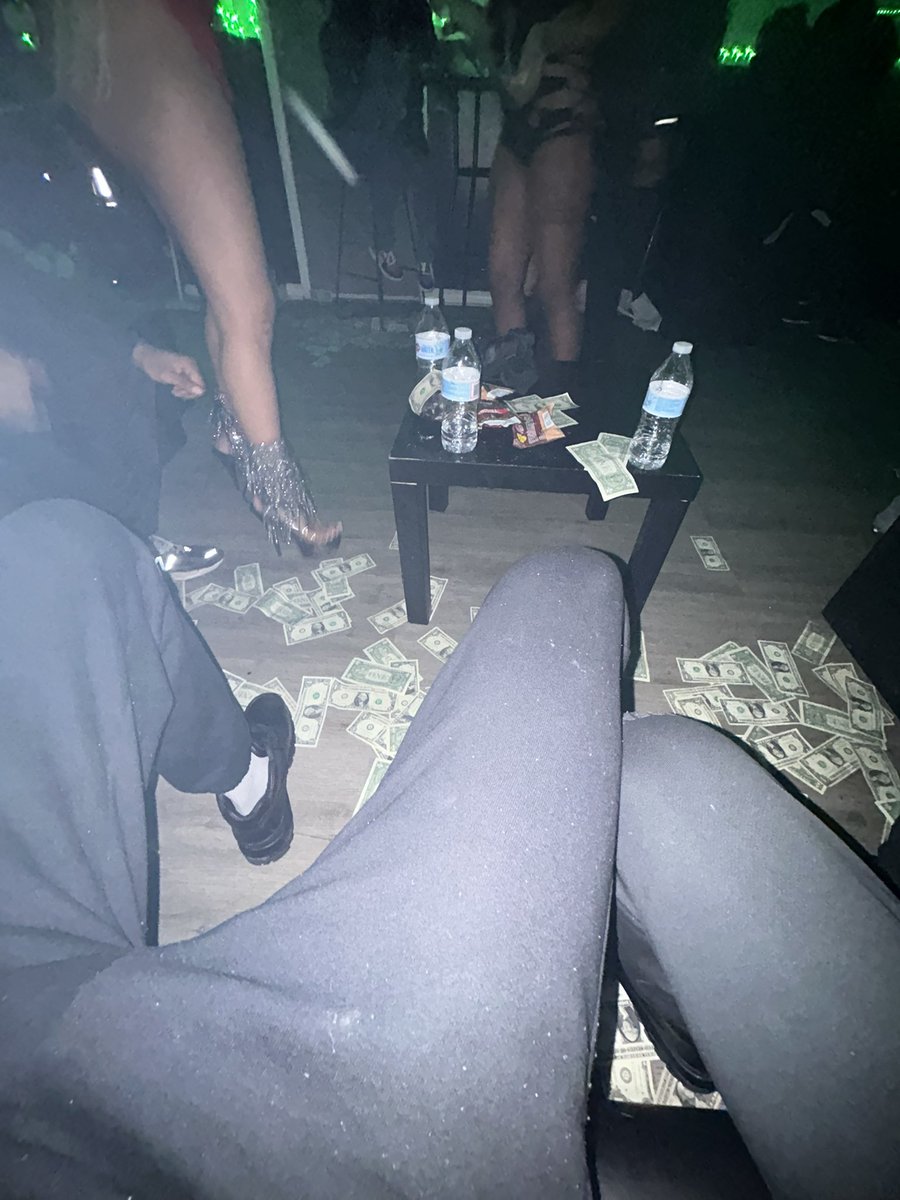 ItsBIGG43's tweet photo. After hours… that’s when I really be in my bag 🌙 https://t.co/36tLywbLPh