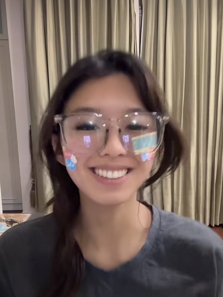 ทีแรกนึกว่าไลฟ์วันวาเลนไทน์ 
พอติดสติกเกอร์ปั๊ปเป็นวันเด็กเฉ๊ย ~~
 너무 귀여워요 :) 
#sunny_ssh