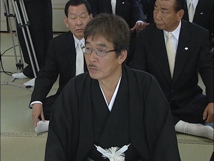 jakeadelstein's tweet photo. 弔えない極悪の極道
後藤忠政組長（元山口組）が死亡した。本日１６日は葬儀だが、彼に苦しめられ、命を落とされた人々を考えると、「悪徳円罰を祈る」と唱えるしかないのです。英雄でもなく殺人鬼でした。

山口組後藤組・及び後藤忠政組長の特徴　(警察庁資料（1999年）抜粋）

後藤忠政こと

後藤忠正
後藤組組長

前科９犯

昭和17.09.16生

綿密、計画的に犯行（焦らず長期的に構える）

役割分担（下見、ヒットマン、見届役等）を明確にし、その担当者は本スジを知らされていない。（突き上げ不能）

犯行には窃取した県外ナンバーを取り付けた乗用車を使用し、突き上げを不能にする。資金面で余裕があるため、焦らずジワジワと相手に音を上げさせる。（事件化が困難）

報復売名事件の敢行

個人犯罪は比較的少ないが、組織の面子や方針に逆らう者については、執拗に組織的に敢行する。

組織内外に対するアピール性のある事件を積極的に敢行し、組織の威力や地位の向上に利用する。

攻撃目標に対しては、相手、手段を選ばない。女、子供や衆人監視の中でも敢行し、凄惨性を見せつけるため、その後の被害届が困難になっている。

👋後藤忠正組長は英雄でも任侠客でもなく、冷酷な殺人鬼でした。堅気を平気で殺して刑事責任を免れるために自分の子分も殺しました。「僧侶」になっても子分を殺す人格でした。商売に天才的だったかもしれませんが、その商売は地上げ・人身売買・麻薬・恐喝・人殺しでした。創価学会の狂犬も担い、金になるものだったらなんでもやり遂げる輩でした。

日本で後藤氏を葬儀で持ち上げる人たちは、いったいどこまで語るのでしょうか。彼が関わった殺人のことも、そして「自分の子分（系統の幹部）」が逃亡先のタイで撃たれて殺されたことも――あの場で、きちんと口にするのでしょうか。

事実としては、次のような経緯があります。

2006年3月、東京都港区の路上で、元ビル管理会社役員の野崎和興さん（当時58）が刺殺された事件が起きました。警視庁組織犯罪対策4課は、その後の捜査で、山口組旧後藤組（現・良知組）系の幹部だった近藤毅容疑者（43）を「実行犯」とみて国際手配していました。

ところが近藤容疑者は、逃亡先のタイで2011年4月に殺害されていました。警視庁は2011年11月9日、近藤容疑者を殺人容疑で、容疑者死亡のまま書類送検しました。

さらに同課はその前段として、指示役とみられる旧後藤組系幹部の松本英也容疑者（52）を、2011年10月に殺人容疑で逮捕しています。

ここまで揃っているのに、弔辞や追悼の言葉は、どこまで踏み込むのでしょうか。功績だけを語って、野崎さんの死や、タイで撃ち殺された近藤容疑者の末路には触れないのでしょうか。あるいは、触れるとしても、都合よく薄めた言い方で済ませるのでしょうか。そういうところに、その場の本音が出るのだと思います。

後藤元組長は、懺悔して心を入れ替えて”いい人”になっというのも嘘です。聞こえがいい物語だろうが、事実ではないのです。今月2026年８日他界しました。本日１６日は葬儀ですが、心から弔えるものですか。

あえて褒めてあげるならば、後藤忠政氏という男は、よくある「任侠ごっこ」を必要としませんでした。

自分が悪党であることを知っていましたし、それを誇ってもいました。

勝っている限り、世界は正しいのです。誰かが負けていれば、なおさらでした。

*飲みすぎた肝臓と、売り渡した情報

後藤をヤクザとして終わらせたのは、敵ではなく本人の傲慢でした。

銀座で飲み、飲み、飲み続けたツケが肝臓に出ました。

死が見えたとき、彼は「命の延長」を買うために、仲間を売りました。

後藤忠政氏はUCLAで肝臓移植を得る見返りに、FBIへ情報を売った――私はそう書きました。

そして、後藤は激怒しました。

怒りの矛先は記事だけではありませんでした。「書くな」と言われても、私は書きました。

私は『TOKYO VICE』で、読売新聞社会部で12年間事件を追いかけた体験をまとめ、闇金の帝王や後藤忠政氏の闇も暴きました。

その「闇」の核心に、移植と情報提供の取引があります。

「順番待ち」の外側で起きたこと

移植は本来、命をつなぐ最後の手段です。

それにもかかわらず、法を守る人々が待つ列の先に、暴力で生きてきた男が割り込みました。

「運が良かった」では済みません。

運はいつか尽きます。人間も同じです。

2008年、私は（米ワシントンポストとロスタイムズ）後藤の移植問題と、ほか3人の日本の暴力団関係者もUCLAで移植を受けていた疑いを報じました。日本のマスコミは臆病で、追いかけもしなかったものです。あくまで「ロスタイムズの記事によると」という逃げ口でした。自力で暴露しないし、後藤忠政組長を極度に恐れていました。

だが、その報道は、後藤が組織から永久追放される大きな要因の一つとなりました（2008年10月）。

そして彼は「僧侶」になりました

2009年。山口組に敵視されていた後藤氏は命を拾う得策を考えました。公然と僧侶になったのです。

袈裟を、世間の批判を避ける防弾ベストにしました。

その後、ベストセラー本を出版しました。タイトルは『憚りながら（はばかりながら）』です。

犯罪は儲かります――しかも、よく儲かります。

「印税は慈善に寄付した」とも言われています。真偽は出版社にお尋ねください。

本の形式は、ベテラン記者による長時間インタビューでした。

しかし、そこに描かれているのは「後藤が見せたい後藤」だけです。

著者は「半分は使えなかった」とも語っています。

後藤は常にコントロールします。

そして、コントロールしきれなかった部分から、別の真実が漏れます。

――この男には、他人の痛みへの罪悪感がありません。彼の武伝本の中では創価学会の汚れ仕事を引き受けていたことを自ら暴露しました。僕は一年前にも『TOKYO VICE』でも暴きました。しかし、その「汚れ仕事」を果たした後藤組長が被害者への謝罪は一言もありません。後悔したわけでもなんでもないのです。自慢話です。

カンボジアへ――住所が変わっても、人は変わりません

2012年、後藤はカンボジアへ移りました。

部下が殺害した不動産業者野崎さんの遺族に、１億円以上の賠償を支払うことで合意した後のことです。

もちろん、刑事裁判で正面から責任を取ったわけではありません。

米財務省の発表では、後藤はカンボジアで「犯罪帝国」を運営していたとされています。

現地では名誉市民のように扱われ、政府から爵位めいた称号まで得ていたとも言われています。

学校も建てました。慈善も行いました。

しかし、ヤクザ稼業を捨てたわけではありません。住所が変わっただけです。

2015年8月に分裂した神戸山口組側を資金面で支援したとも言われています。

さらに、自身を「英雄」として描く映画『無頼』を制作させました。2019年に完成しましたが、劇場公開はされませんでした。

こっそり見たが、駄作です。「ミンボーの女」の方がよく出来ています。

伊丹十三監督のご冥福を祈ります。

後藤は最後まで「俺は悪い」と言えるタイプの悪党でした。

だからこそ、厄介でした。

彼の「勝ち」が、ヤクザ全体を殺しました

皮肉なことに、後藤元組長が引き起こした最大の損害は、他のヤクザに向かいました。

後藤氏は、暴力団排除の二大兵器を加速させました。

一つ目は、ありとあらゆる契約書に入る「暴力団排除条項」です。

いまや日本のほぼすべての商取引に入っています。「反社会的勢力ではない」と署名させる条項です。

嘘をついて署名すれば、契約は無効になります。場合によっては詐欺で逮捕されます。

その結果、ヤクザは口座も作れません。部屋も借りられません。社会的に「窒息」します。

この仕組みを考えたのは、元検事で反ヤクザの闘士、故・猪狩俊朗（いがり としろう）先生です。

私の師であり、弁護士でした。

発端は2000年代初頭、ホテル・ウェスティン東京が「後藤と一行をホテルから退去させられない」という現実に直面したことでした。

当時、ホテル側に明確な法的根拠がありませんでした。

猪狩は「法律ではなく契約で縛る」という答えを出しました。

チェックイン用紙。たった一枚の署名欄です。

そこから銀行、ゴルフ場、賃貸へと広がっていきました。

二つ目は、暴力団排除条例です。

猪狩は2009年、警察庁とも連携し、条例の全国化への道を開きました。暴力団排除条項がベースです。

全国で本格施行されたのは2011年10月1日です。

施行当時、暴力団員は約8万人でした。いまは約2万4千人まで減っています。

猪狩先生は、その「成果」を見届けることができませんでした。

2010年8月8日、彼は最後の事件として後藤忠政氏の名誉毀損訴訟を引き受けました。

最後の依頼人は僕でした。

その20日後、フィリピン旅行中に亡くなりました。死因は不明です。

遺作『激突』は死後に出版されました。

序文には「出る頃、私は生きていないかもしれない」と書かれていました。

良い人ほど、嫌な終わり方をします。

そういう世界もあります。

最後の数年：認知症、そして「別の肝臓」の噂

後藤は晩年、認知症だったと言われています。

どこかで「もう一つ肝臓を得た」という噂もあります。だから長く生きたのだと。

🐕彼の「趣味」は、人間性を正確に要約しています☠️

一時期、犬闘を「スポーツ」として復活させようとしました。

動物同士を噛み合わせ、苦痛で金を稼ぐのです。

後藤氏は、そういう男でした。

私は、この文章が、落ちぶれたバイリンガルの元ヤクザの目に触れることを少し期待しています。

人生が崩れたのであれば、私や警察を恨まないでください。

後藤忠正氏を恨んでください。

彼が扉を開けたのは、「ヤクザを社会から締め出す」仕組みでした。

葬儀がどこで行われるのか、知っています。行くと思いません。

☯️六道の終わり☯️

不思議なことに私の人生に、これほど影響を与えた人間は多くありません。

後藤の愛人の一人は、「あなたと後藤は似ている」と言ったことがあります。

大きな違いは一つです。

私は他人の苦しみを楽しめません。

むしろ他人の幸福に喜びを感じます。

「一日一善」が日常の課題です。

趣味は読書と映画です。犬闘ではありません。

2011年、私は肝臓がんと診断されました。早期発見で、移植は不要でした。

しかし皮肉は胸に刺さりました。

2017年、元大家でもあった禅師の勧めで、曹洞宗の僧侶になりました。

低位で、仕事も未熟ですが、いまも続けています。

私の尊師・安達良元師匠は昨年11月に亡くなりました。

曹洞宗では、人は死後49日を経て、六道のいずれかに生まれ変わると考えます。

餓鬼、天、地獄、修羅、畜生、そして人間です。

後藤忠政氏がどこへ向かうのか。だいたい見当がつきます。

そして願います。彼が「行くべき場所」に、きっちり行くことを。

愚僧（僕）だけど善悪の区別はできます。因果応報がこの世に通用すると思いたいものですが、わかりません。

「福徳円満を祈ります」という祈りがあります。

後藤組長に苦しめられた人々を思うと、つい決まり文句を言い換えたいものです。

「悪徳円罰を祈ります」

３０年以上否応なしに極道を取材してきました。尊敬する親分もいました。横須賀一家の金沢総長。稲川会の井上組長（禅僧でした！）。著者の竹垣悟元組長。まだ生きている入江・宅見組長。

もちろん稲川総裁。皆、本当の任侠客でした。

後藤忠政組長って？ヤクザも任侠も市民も残酷に殺したホラ吹き男です。追悼すべきかどうかよく考えてください。

合掌。

＃後藤忠政　
#山口組
#TokyoVice