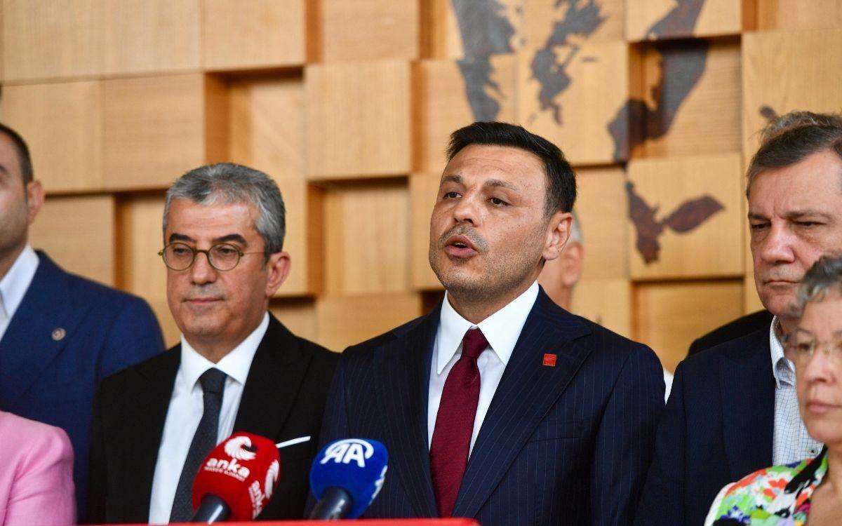 CHP'nin köprülerin özelleştirilmesine karşı İstanbul'da yapmak istediği yürüyüşe Valilik'ten izin çıkmadı. 

CHP İstanbul İl Başkanı Özgür Çelik: “Yürüyeceğiz, sattırmayacağız”