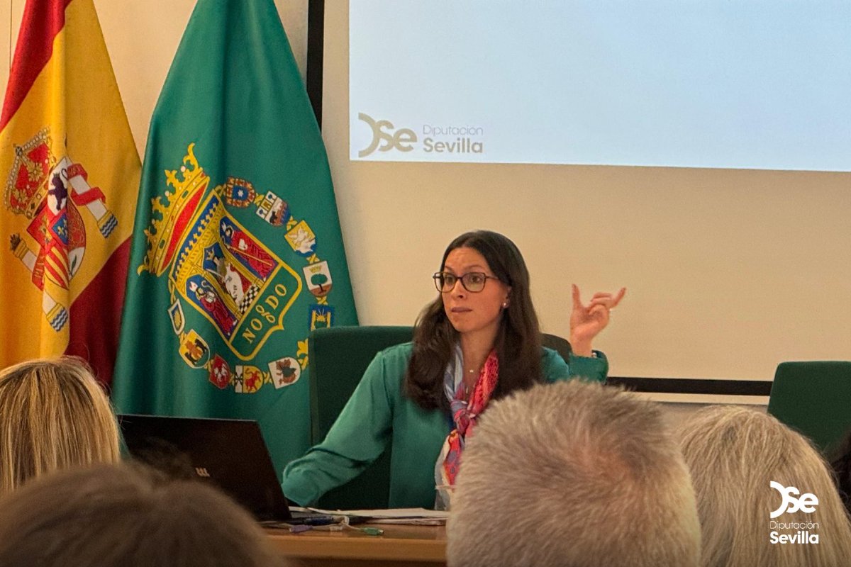 DIPUSEVI's tweet photo. Esta mañana, en la sede de la Diputación de Sevilla, el Área de Cohesión Social e Igualdad ha hecho entrega a los Equipos de Tratamiento Familiar de nuevos materiales especializados para la evaluación y valoración del daño psíquico en menores, así como para la elaboración de proyectos de intervención familiar.
Estos recursos, financiados con créditos de la Ley Orgánica de Protección Integral a la Infancia y la Adolescencia frente a la Violencia (LOPIVI), permiten mejorar la detección, valoración e intervención ante situaciones de violencia que afectan a niños, niñas y adolescentes.
📚Entre los instrumentos entregados se encuentran sistemas avanzados de evaluación emocional y conductual como el SENA, el CUIDA, el PAI y el Q-PAD, que fortalecerán el trabajo diario de los y las profesionales de Psicología de los Servicios Sociales Comunitarios.
🤝Desde la Diputación seguimos reforzando los servicios sociales municipales con más recursos, más formación y más herramientas para garantizar una atención integral, especializada y de calidad a las familias de nuestra provincia.