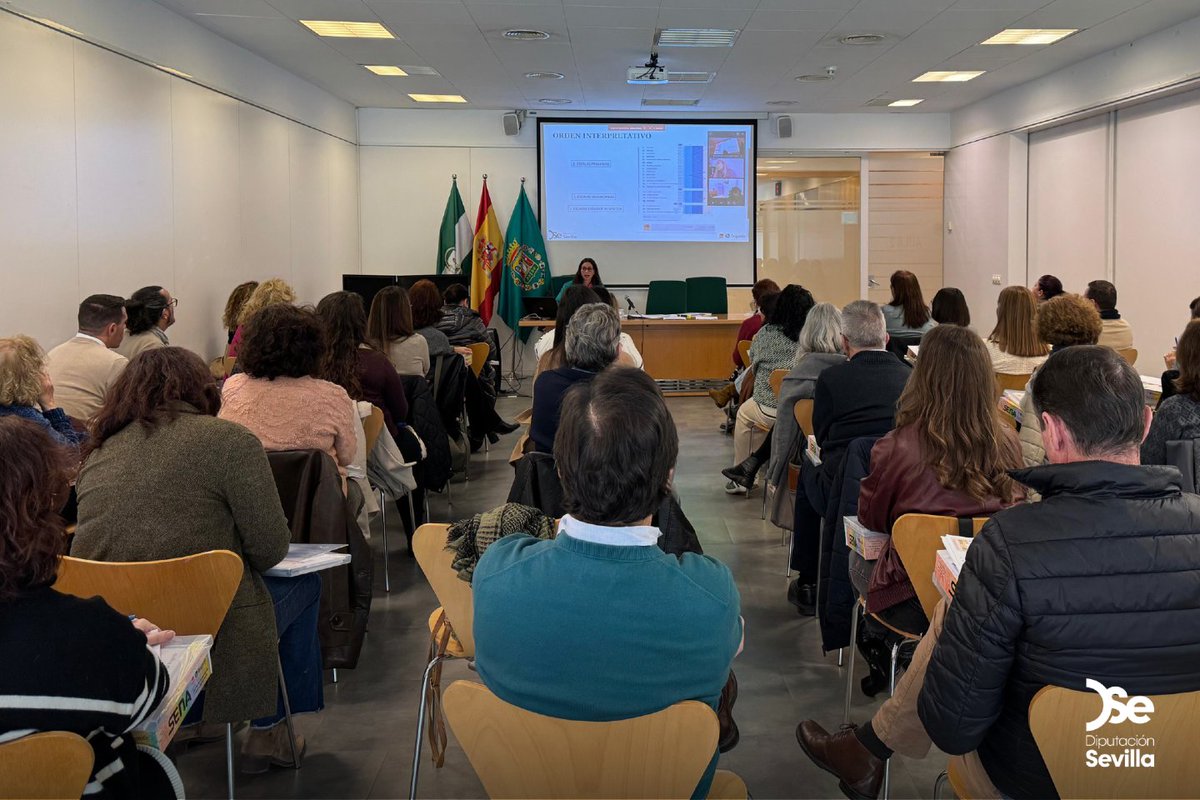 DIPUSEVI's tweet photo. Esta mañana, en la sede de la Diputación de Sevilla, el Área de Cohesión Social e Igualdad ha hecho entrega a los Equipos de Tratamiento Familiar de nuevos materiales especializados para la evaluación y valoración del daño psíquico en menores, así como para la elaboración de proyectos de intervención familiar.
Estos recursos, financiados con créditos de la Ley Orgánica de Protección Integral a la Infancia y la Adolescencia frente a la Violencia (LOPIVI), permiten mejorar la detección, valoración e intervención ante situaciones de violencia que afectan a niños, niñas y adolescentes.
📚Entre los instrumentos entregados se encuentran sistemas avanzados de evaluación emocional y conductual como el SENA, el CUIDA, el PAI y el Q-PAD, que fortalecerán el trabajo diario de los y las profesionales de Psicología de los Servicios Sociales Comunitarios.
🤝Desde la Diputación seguimos reforzando los servicios sociales municipales con más recursos, más formación y más herramientas para garantizar una atención integral, especializada y de calidad a las familias de nuestra provincia.