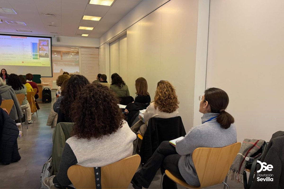 DIPUSEVI's tweet photo. Esta mañana, en la sede de la Diputación de Sevilla, el Área de Cohesión Social e Igualdad ha hecho entrega a los Equipos de Tratamiento Familiar de nuevos materiales especializados para la evaluación y valoración del daño psíquico en menores, así como para la elaboración de proyectos de intervención familiar.
Estos recursos, financiados con créditos de la Ley Orgánica de Protección Integral a la Infancia y la Adolescencia frente a la Violencia (LOPIVI), permiten mejorar la detección, valoración e intervención ante situaciones de violencia que afectan a niños, niñas y adolescentes.
📚Entre los instrumentos entregados se encuentran sistemas avanzados de evaluación emocional y conductual como el SENA, el CUIDA, el PAI y el Q-PAD, que fortalecerán el trabajo diario de los y las profesionales de Psicología de los Servicios Sociales Comunitarios.
🤝Desde la Diputación seguimos reforzando los servicios sociales municipales con más recursos, más formación y más herramientas para garantizar una atención integral, especializada y de calidad a las familias de nuestra provincia.