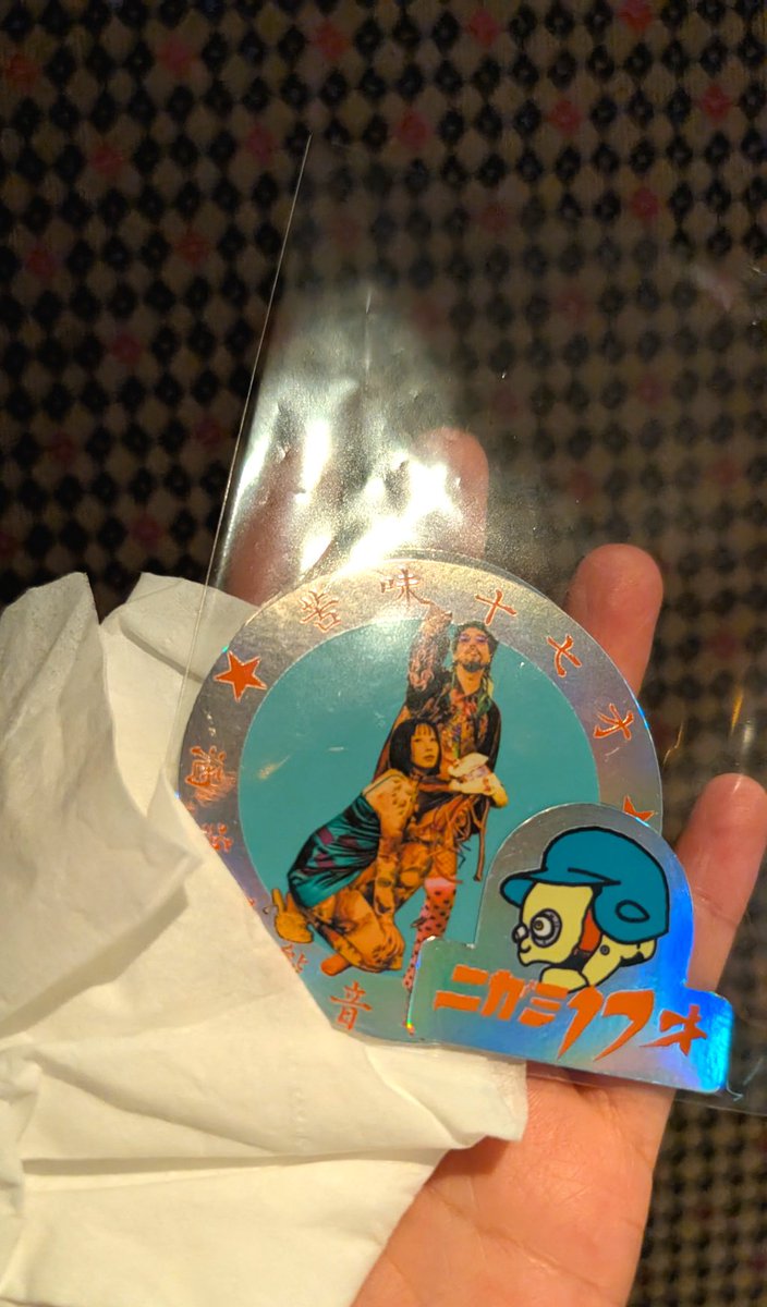 ステッカー買った！ティッシュもらった！